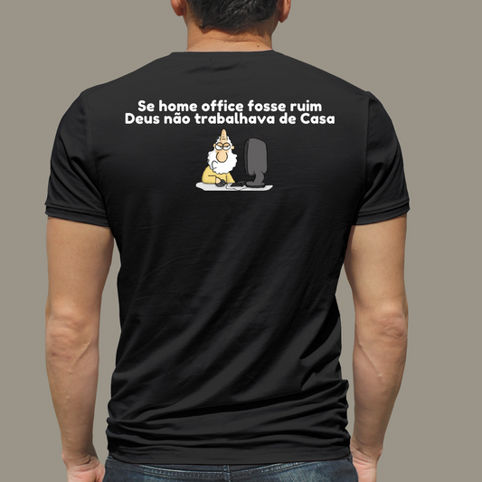 Camiseta Masculina Deus trabalha de casa  - Preta